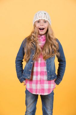 Uzun sarı saçlı çocuk gülüşü