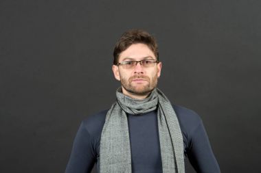 Adam gözlüklü sakallı yüzünde