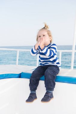 Yatta güneşli sarı saçlı çocuk