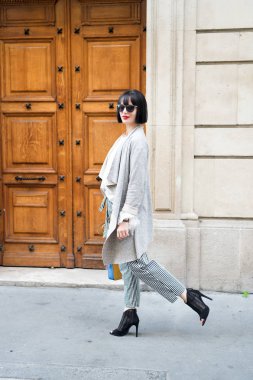 Parisli kız çanta yürüyüş açık ile moda gözlük