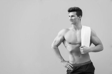 Çıplak gövde altı paketi ve ab ile olan adam