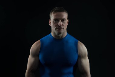 Adam kas vücut ve gövde.