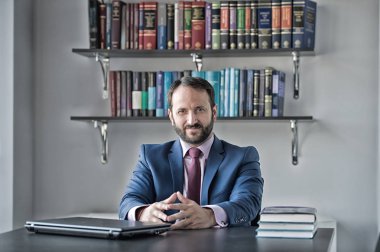 Office işyerinde mavi resmi elbiseli adam