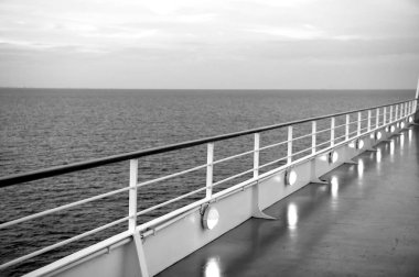 Okyanus görünümünden gemisi de akşam