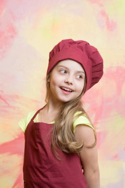 Kız önlük ve şef şapkasını