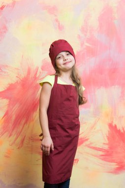 Renkli Duvarda gülen çocuk aşçı