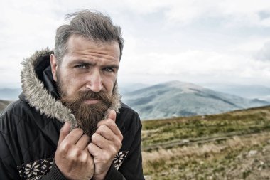 Hipster dağlar, ciddi bir yüz ile.