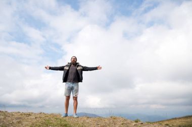 Adam ya da soğuk hava, sakallı adam.