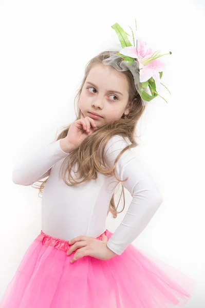 생각 얼굴과 긴 금발 머리에 꽃을 가진 아이 — 스톡 사진