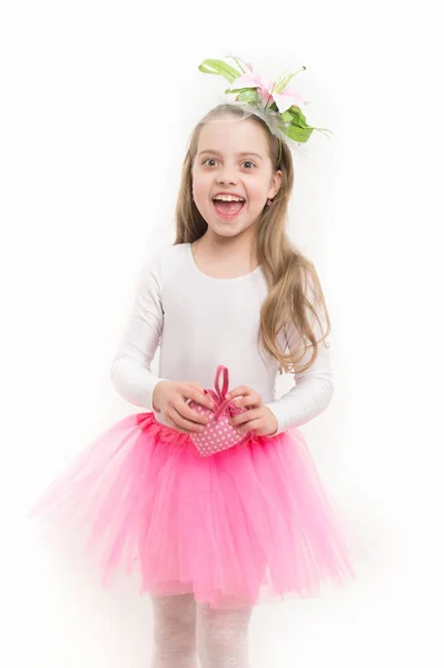 Barn lyckligt leende med rosa hjärta isolerad på vit — Stockfoto