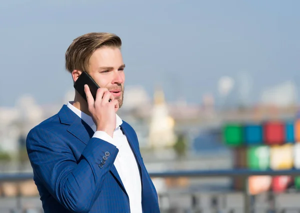 Manažer s vousy na usmívající se tvář držet telefon — Stock fotografie