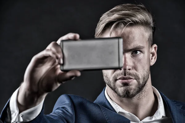 Homme gestionnaire avec téléphone mobile faire selfie — Photo