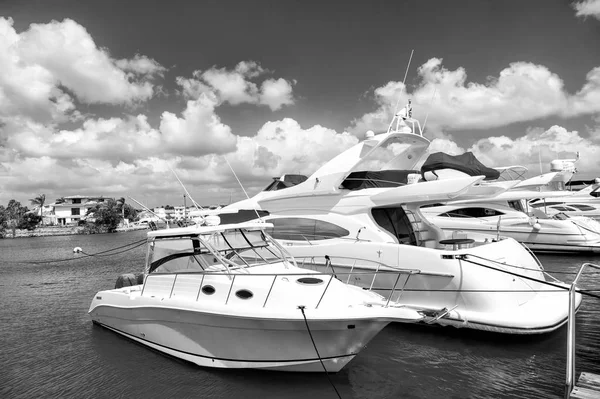 Yachts en baie avec ciel nuageux — Photo