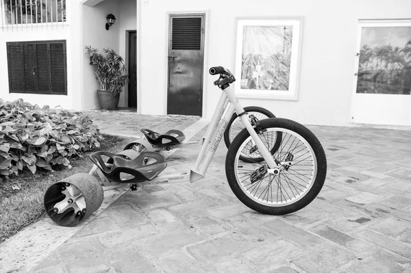 Спортивний велосипед або трицикл з трьома колесами. — стокове фото