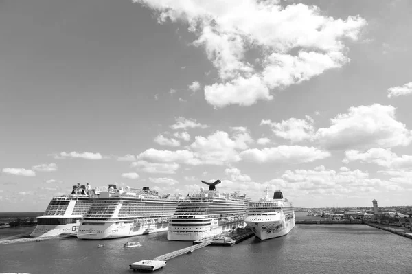 Cruiseschepen in de haven van Nassau — Stockfoto