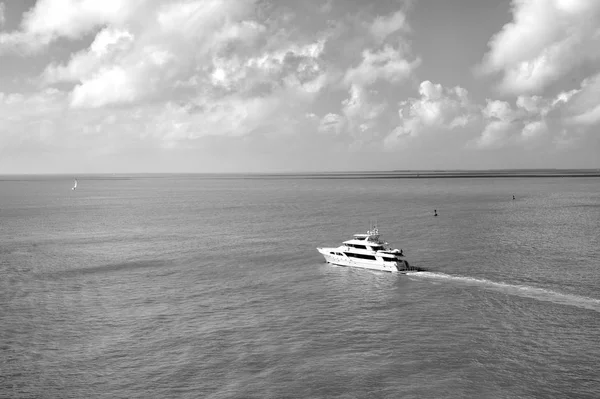 Yacht galleggiante sull'acqua verde — Foto Stock