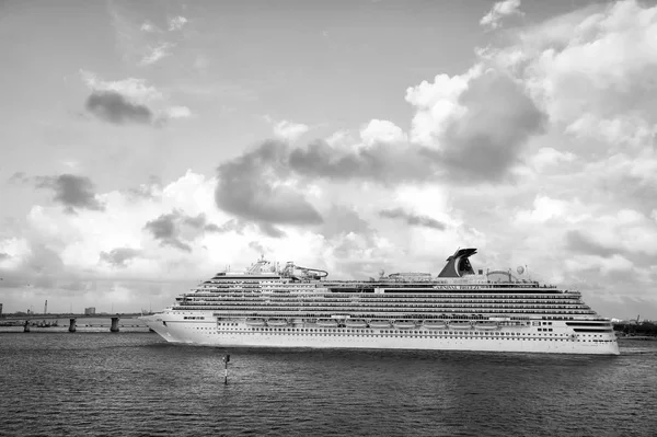 Grote cruise schip voering zeilen van Miami — Stockfoto
