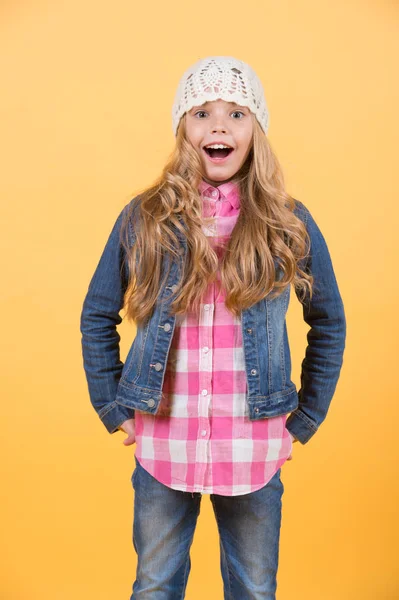 Barn leende med långt blont hår — Stockfoto