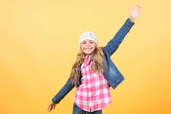 Παιδικό μοντέλο σε τζιν σακάκι, καπέλο χαμόγελο και θέτουν — Φωτογραφία Αρχείου
