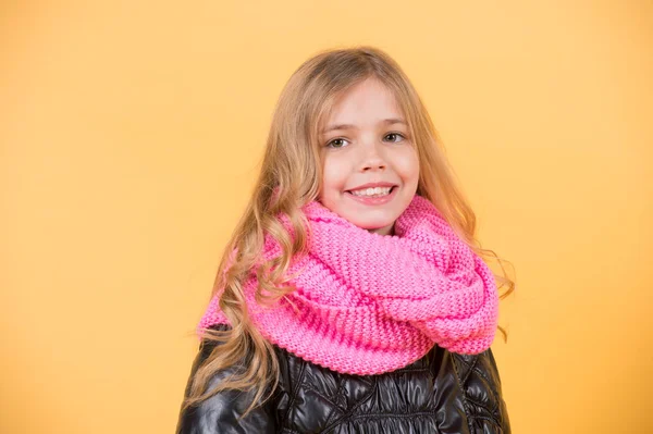 Mädchen in rosa Schal auf orangefarbenem Hintergrund — Stockfoto