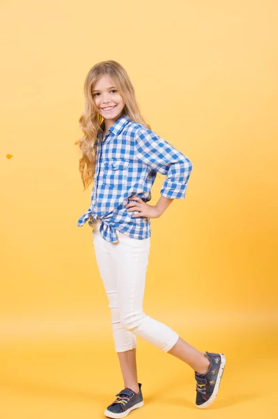 Kind model glimlach met lang blond haar — Stockfoto