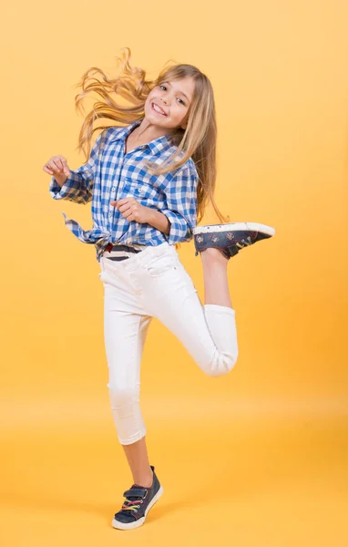 Dziewczyna dziecko uśmiech i skakać z blond długie włosy — Zdjęcie stockowe