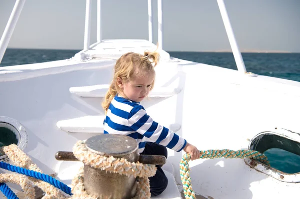 Kind zieht an sonnigem Tag Seil auf Jacht — Stockfoto