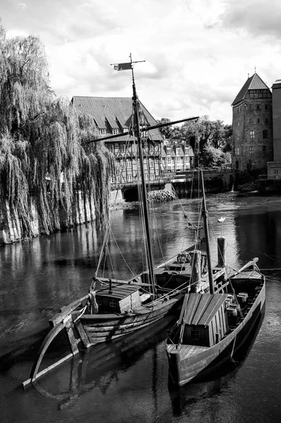 Holzboote auf dem Fluss mit Häusern — Stockfoto