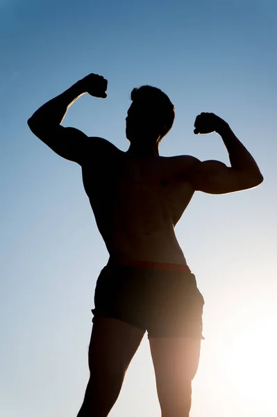 Pazı, triceps açık havada elleriyle yükselterek sporcu — Stok fotoğraf