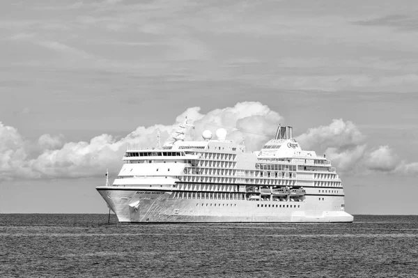 Big luxury cruise ship Seven Seas Navigator — Stock Photo, Image