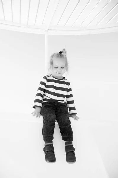 Yatta deniz gömlek, moda erkek küçük mutlu bebek — Stok fotoğraf