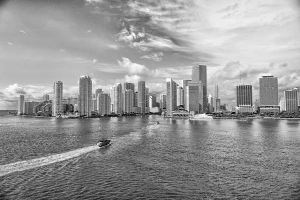 Mavi bulutlu gökdelenli Miami gökdelenlerinin hava manzarası, tekne yelkeni — Stok fotoğraf