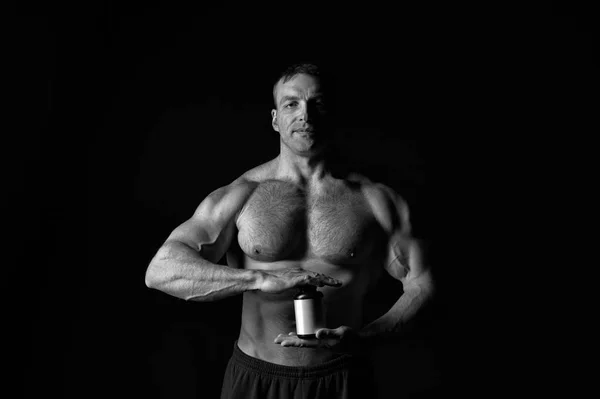 Trainer Sportler halten Diätpille, Vitamin. — Stockfoto