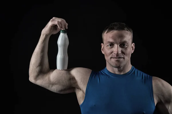 Yoghurt fles met gezonde drank bij man met gespierd lichaam — Stockfoto