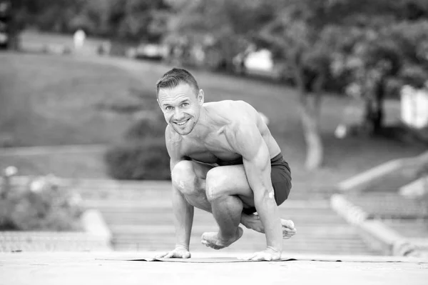 Atletische man doet yoga asanas in het park — Stockfoto