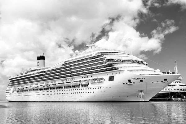 Yates en bahía con cielo nublado —  Fotos de Stock