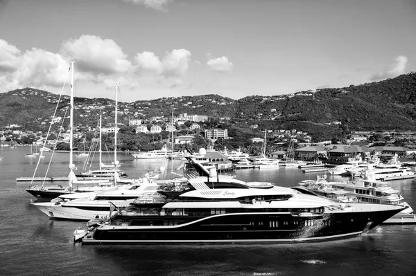 Hermoso yate negro en Saint Thomas, Estados Unidos — Foto de Stock