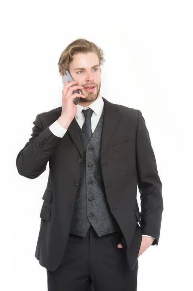 Man in formele outfit met mobiele telefoon. — Stockfoto