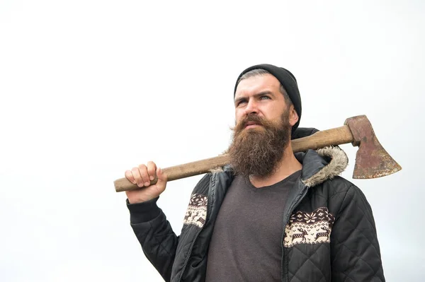 Uomo con barba e baffi tenere ascia sulla spalla — Foto Stock