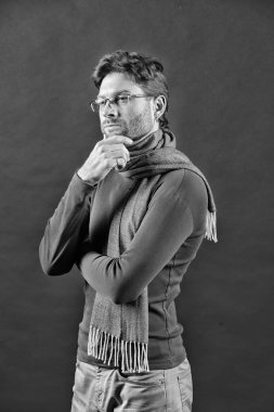 Sakallı yüzündeki bardaklarda düşün dostum