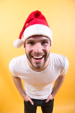 Adam santa turuncu zemin üzerine sakallı yüzü gülümsemeyle