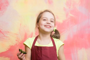 Kek ile gülümseyerek mutlu bir çocuk