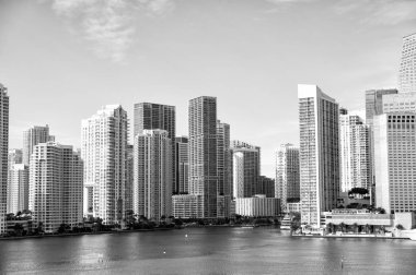 Bayside 'da gökdelenleri olan deniz manzarası