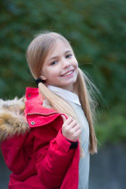 Sarı saçları at kuyruğu ile bir gülücük ver doğal peyzaj