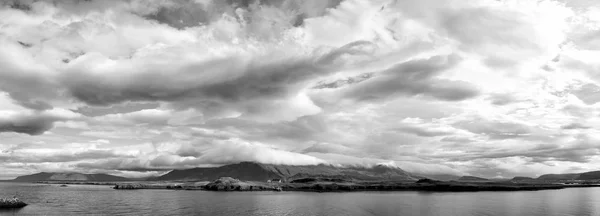 Hermoso paisaje bajo el cielo nublado — Foto de Stock