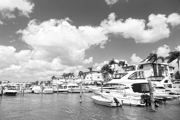 Yachter i vik med molnig himmel — Stockfoto