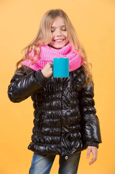 Tasse pour enfant en veste noire et écharpe rose — Photo