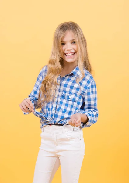 Ragazza sorriso in camicia a quadri blu e pantaloni bianchi — Foto Stock
