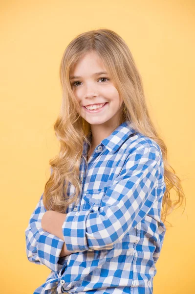 Enfant aux cheveux longs blonds en chemise à carreaux bleue sourire — Photo