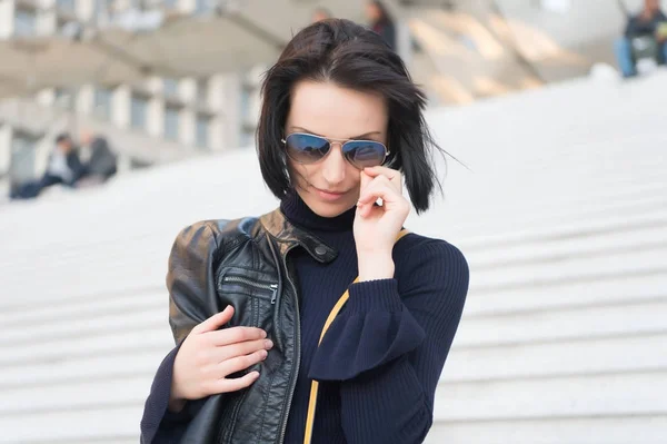 Mujer en gafas de sol en las escaleras, mujer parisina — Foto de Stock